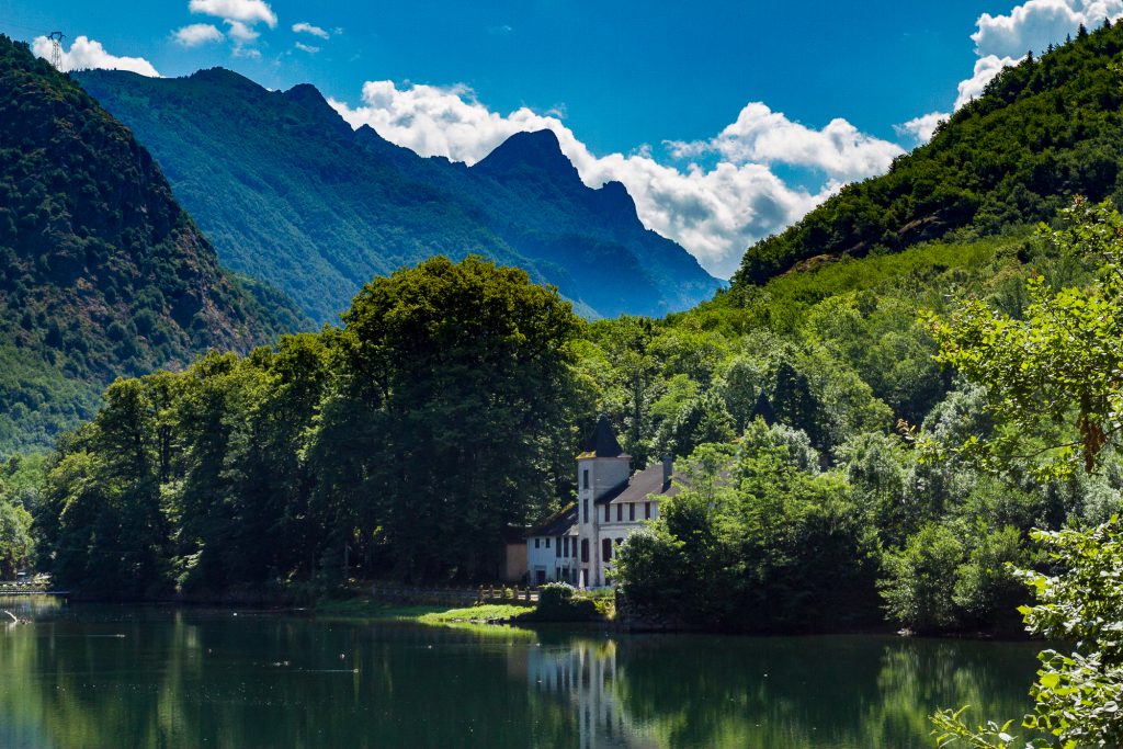 Belle maison au bord d'un lac, montagnes dans le fond. Belle image de territoire