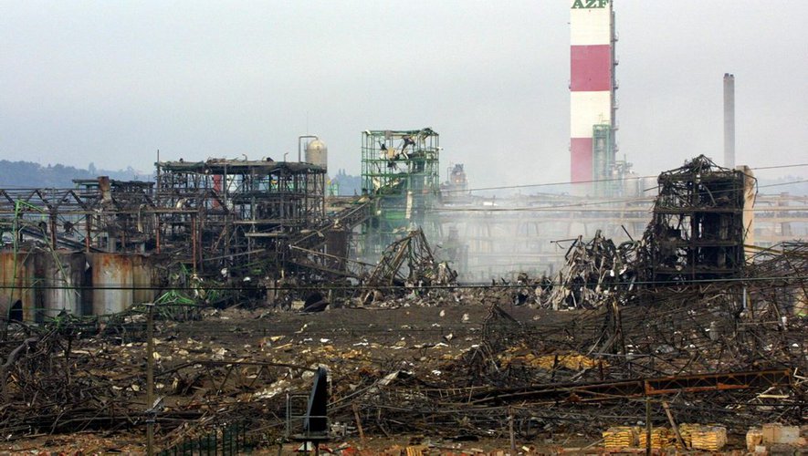 Toulouse 21 sptembre 2001, explosion de l'usine AZF- usine détruite seule la tour rouge et blanche est debout.