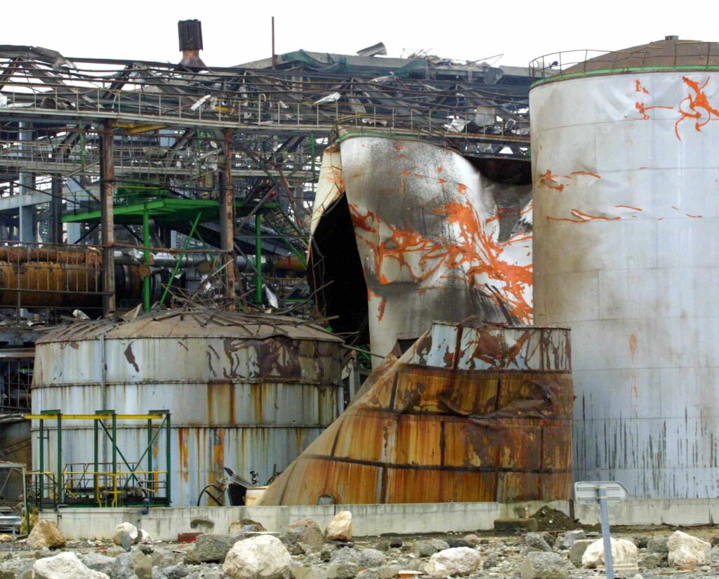 Explosion de l'usine AZF Toulouse 21 septembre 2001 - cuves éventrées suite à l'explosion. photo Vincent Dargent/ABACA