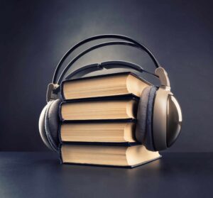 des livres recouvert par un casque audio